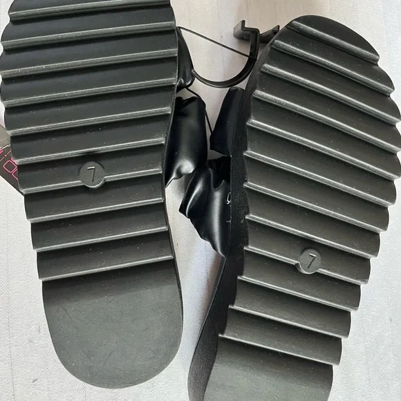 NWTG/ slide sandals/ No Boundaries/ size 7 - Picture 3 of 5